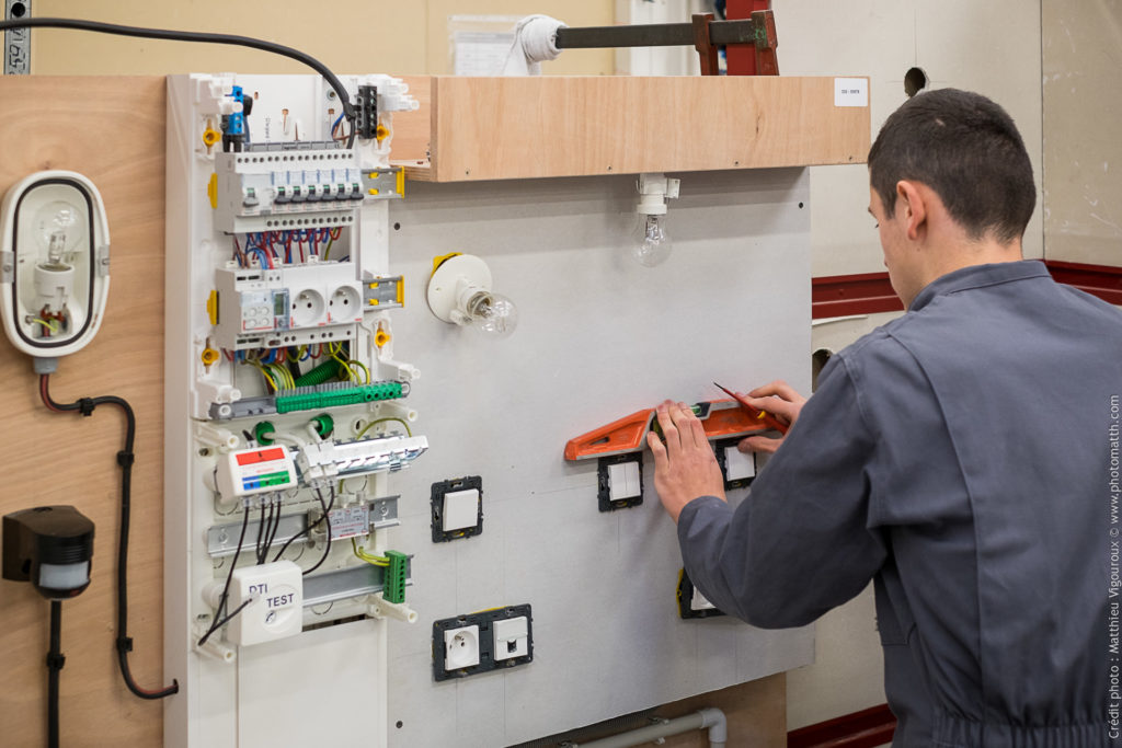 Travaux pratiques sur tableau électrique